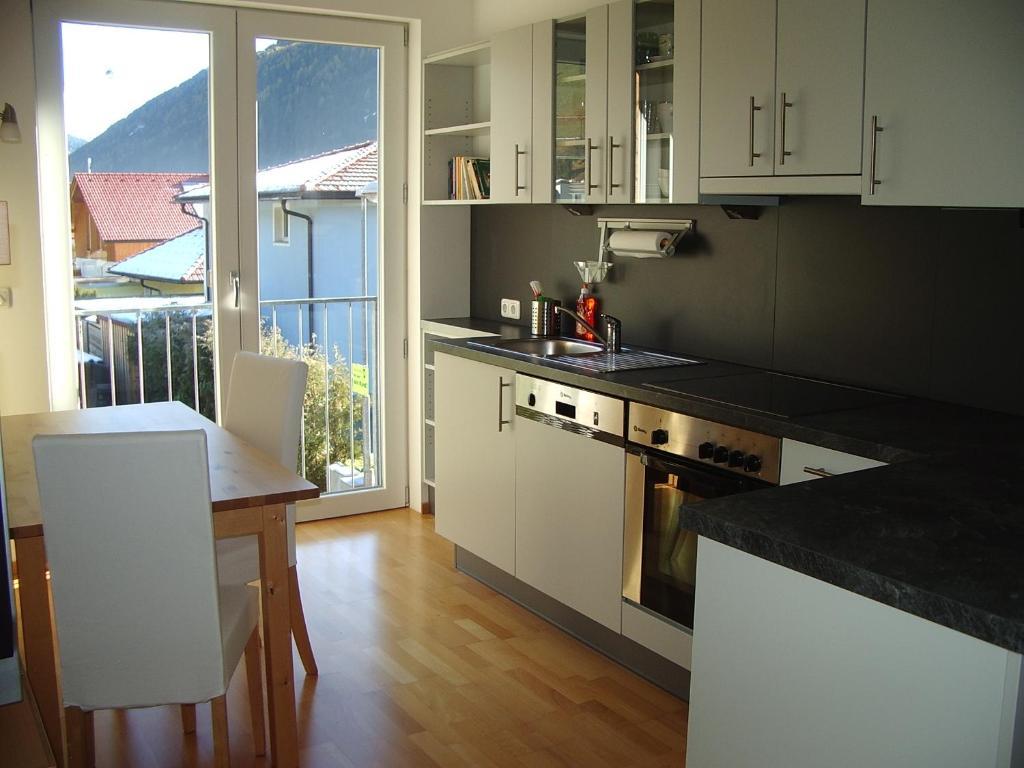 Haus Arosa Apartamento Pettneu am Arlberg Quarto foto